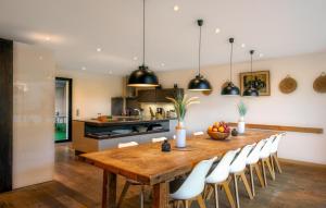 Una cocina y un comedor con mesa y sillas de madera. en Amazing Home In Genestelle, en Genestelle