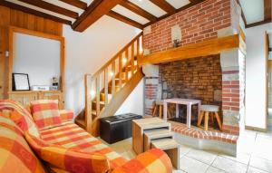 ein Wohnzimmer mit einer Couch und einem gemauerten Kamin in der Unterkunft Confortable Maison Normande in Saint-Léger-sur-Bonneville