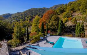 Una casa con piscina y montaña. en Amazing Home In Genestelle, en Genestelle 37 fotos más