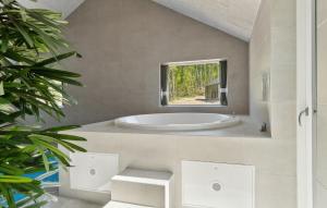 Phòng tắm tại Lovely Home In Glesborg With Sauna +19 ảnh