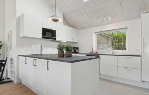 Nhà bếp/bếp nhỏ tại Lovely Home In Glesborg With Sauna