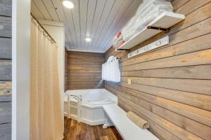 Koupelna v ubytování White Mountains Home with Hot Tub - Walk to Town! + 37 fotografií