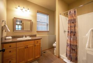 een badkamer met een wastafel en een douche bij Redtail 30 day minimum in Hood River +24 foto's