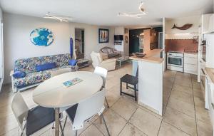 Kuchyň nebo kuchyňský kout v ubytování Nice Apartment In Agde With Wifi