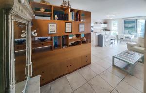 Kuchyň nebo kuchyňský kout v ubytování Nice Apartment In Agde With Wifi