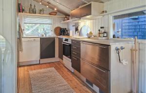 Kuchyň nebo kuchyňský kout v ubytování Stunning Home In Skagen With Wifi