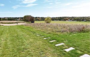 un campo de hierba con un camino en el medio en Awesome Home In Store Fuglede With Wifi, en Bjerge