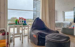 Una habitación con una silla y una mesa y una ventana. en Awesome Home In Store Fuglede With Wifi, en Bjerge