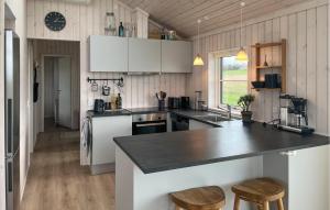 Una cocina con encimera y taburetes. en Awesome Home In Store Fuglede With Wifi, en Bjerge