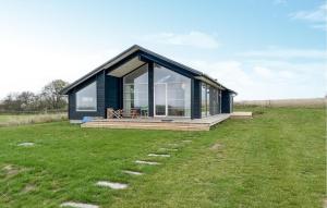 Un invernadero con grandes ventanas en un campo de hierba en Awesome Home In Store Fuglede With Wifi, en Bjerge 16 fotos más