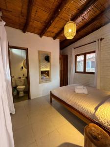 - une chambre avec un lit et une salle de bains dans l'établissement Las Golondrinas Ayampe, à Ayampe