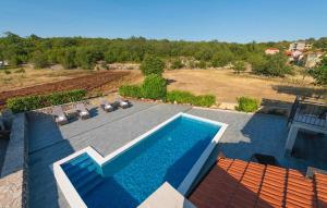 een uitzicht over het zwembad van een huis bij Stunning Home In Ugljane in Ugljane
