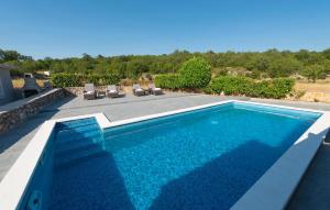 een zwembad in de achtertuin van een huis bij Stunning Home In Ugljane in Ugljane +26 foto's