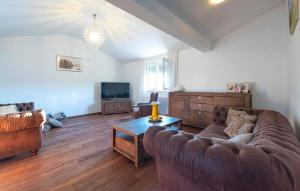 een woonkamer met een bank en een tv bij Stunning Home In Ugljane in Ugljane