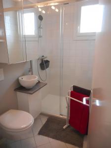 Koupelna v ubytování A Coté De La Rochelle + 17 fotografií