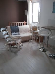 Posezení v ubytování A Coté De La Rochelle