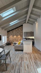 een woonkamer met een bank en een tafel bij Borgo Gemona Luxury Suites in Udine