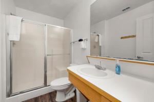 Koupelna v ubytování 4BD 2 MI to USF Free Pool + 24 Hour Gym + 63 fotografií