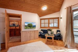 Hannes Appartement in im Zentrum von Kirchberg - by NV-Appartements في كيرشبرغ ان تيرول: غرفة معيشة مع أريكة وطاولة