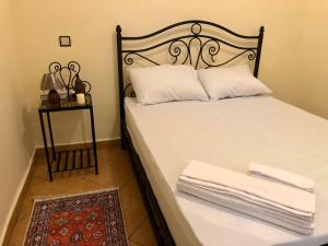 Ένα ή περισσότερα κρεβάτια σε δωμάτιο στο Villa Riad Style - WIFI & Garden