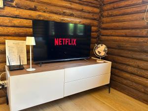 Un televisor encima de un mueble blanco en una habitación. en Chalet Seaview by AR Group Hotels, en Isola delle Femmine 55 fotos más