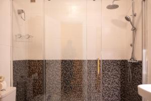 a bathroom with a shower with a glass door at Apartamento con vistas al mar en el Médano in El Médano