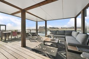 En balkon eller terrasse på Villa Super VIP | 4 Pers. (Villa 5) met jacuzzi, extra kosten voor gebruik