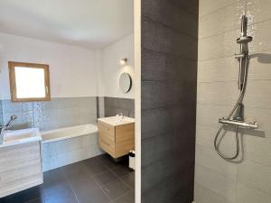 une salle de bains avec lavabo et baignoire dans l'établissement Chalet 8 pièces à Notre-Dame-de-Bellecombe - 15 personnes - FR-1-595-1, à Notre-Dame-de-Bellecombe 28 autres photos