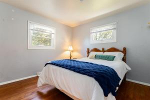 Postel nebo postele na pokoji v ubytování The Gold Charm - 5BR 2BA Home 1mi to ND Campus