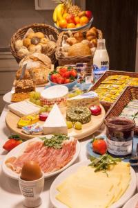 オーステンデにあるVilla in front of the sea with natural swimming pondのさまざまな種類の食べ物が並んだテーブル