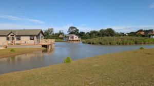 Maltby le MarshにあるWren Lodgeの川橋上の家