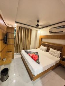 Ένα ή περισσότερα κρεβάτια σε δωμάτιο στο Hotel Perfect Istay walking connaught place & Metro station