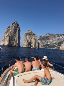 Un gruppo di persone seduti su una barca nell'oceano di Capri Charter a Nerano Altre 10 foto
