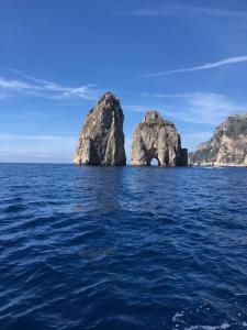 una vista di due grandi rocce nell'acqua di Capri Charter a Nerano