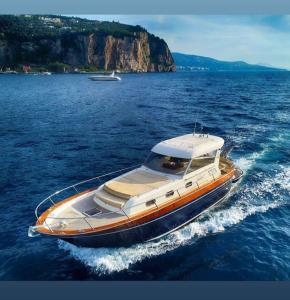 una barca in acqua su un grande corpo d'acqua di Capri Charter a Nerano