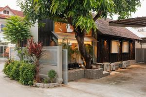 Tòa nhà nơi biệt thự tọa lạc