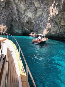 due barche in acqua su una nave da crociera di Capri Charter a Nerano