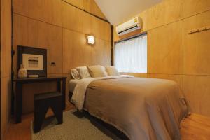 Giường trong phòng chung tại Suknirun House