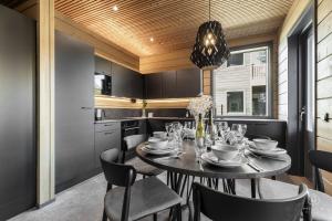 Kuchyň nebo kuchyňský kout v ubytování Levin Lyhty Beatrice by Hilla Villas