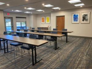 a classroom with tables and chairs in a room at Holiday Inn Express and Suites Winchester by IHG in Winchester +41 photos