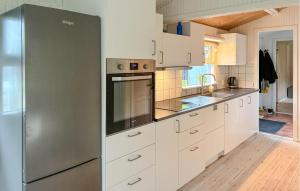 Kuchyň nebo kuchyňský kout v ubytování 2 Bedroom Cozy Home In Idestrup