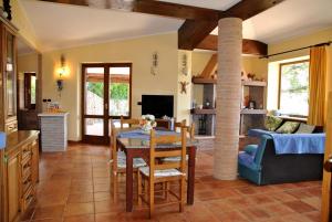 Kuchyň nebo kuchyňský kout v ubytování Villa Uva e Stelle in the quiet of the green hills