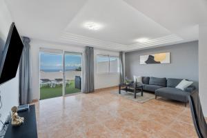 een woonkamer met een bank en een tv bij Ocean View Costa Adeje in Adeje
