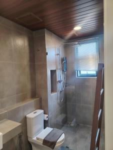 Vannituba majutusasutuses Timurbay Seafront By Moonlight pool view +14 fotot