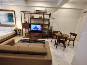 Televiisor ja/või meelelahutuskeskus majutusasutuses Timurbay Seafront By Moonlight pool view