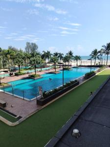 Piscina de la sau aproape de Timurbay Seafront By Moonlight pool view