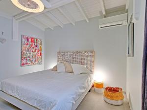 Postel nebo postele na pokoji v ubytování Villa de Luxe avec Piscine Privée et Jacuzzi à la Baie Orientale, Marigot - FR-1-734-1 + 21 fotografií