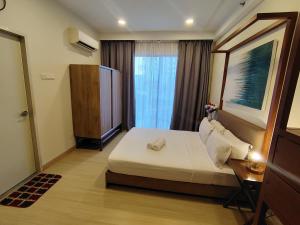 Voodi või voodid majutusasutuse Timurbay Seafront By Moonlight pool view toas