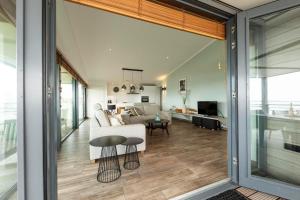 Μια τηλεόραση ή/και κέντρο ψυχαγωγίας στο Beachfront Villa Deluxe 6p - Luxe & Uitzicht op het Grevelingenmeer - Villa 77