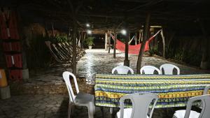 a table with white chairs and a table with a table cloth at Del Mar Vendra in Manaure Viejo